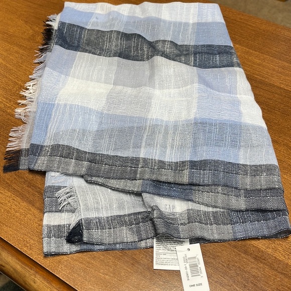GAP Accessories - NWT Thin Scarf 🧣
